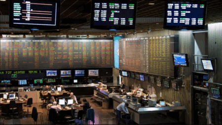 El riesgo país cayó al nivel más bajo en nueve meses y se prepara para perforar la línea de los 600 puntos imagen-6