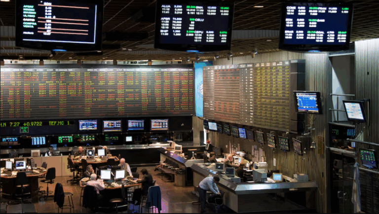 El riesgo país cayó al nivel más bajo en nueve meses y se prepara para perforar la línea de los 600 puntos imagen-50