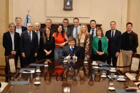 Milei oficializó cambios clave en el Gabinete y traspasó áreas estratégicas a la órbita de Adorni y de Patricia Bullrich imagen-8