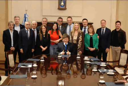 Agenda intensa en Casa Rosada: Milei convocó a una reunión de Gabinete y se activa la nueva mesa chica libertaria imagen-5