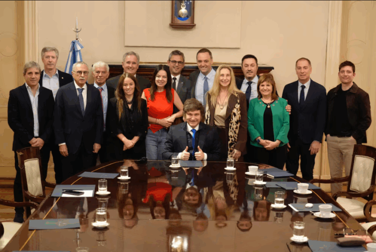 Agenda intensa en Casa Rosada: Milei convocó a una reunión de Gabinete y se activa la nueva mesa chica libertaria imagen-20