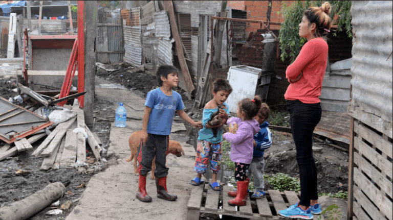 UNICEF Argentina reveló una fuerte caída en los datos de pobreza: los hogares más vulnerables pasaron del 48% al 31% en un año imagen-7