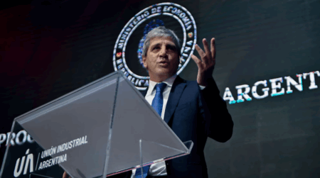 Caputo habló ante los empresarios de la UIA: “En la mayoría de los países el dólar no flota libremente, no nos agrandemos” imagen-4