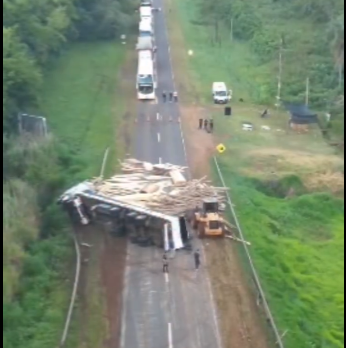 Despiste en la Ruta 12: un camionero terminó con lesiones y debió ser trasladado al hospital de Gobernador Roca Despiste en la Ruta 12: un camionero terminó con lesiones y debió ser trasladado al hospital de Gobernador Roca imagen-8