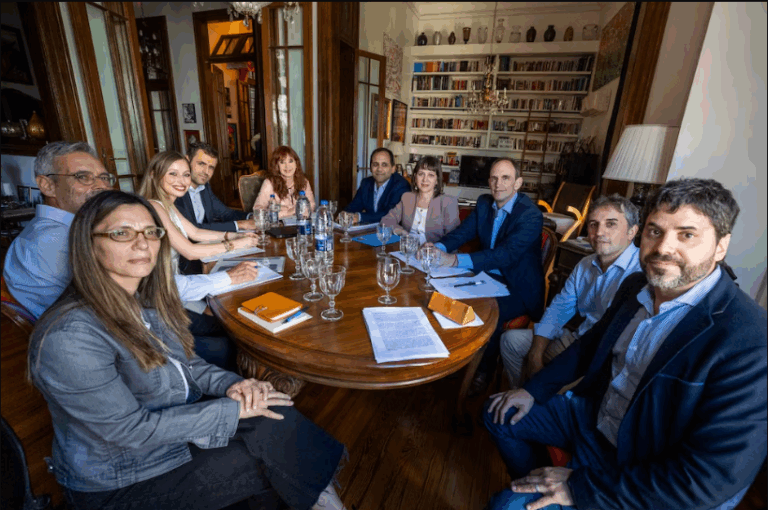 La Justicia impuso restricciones al régimen de visitas de CFK y advirtió que podrían quitarle la prisión domiciliaria imagen-35