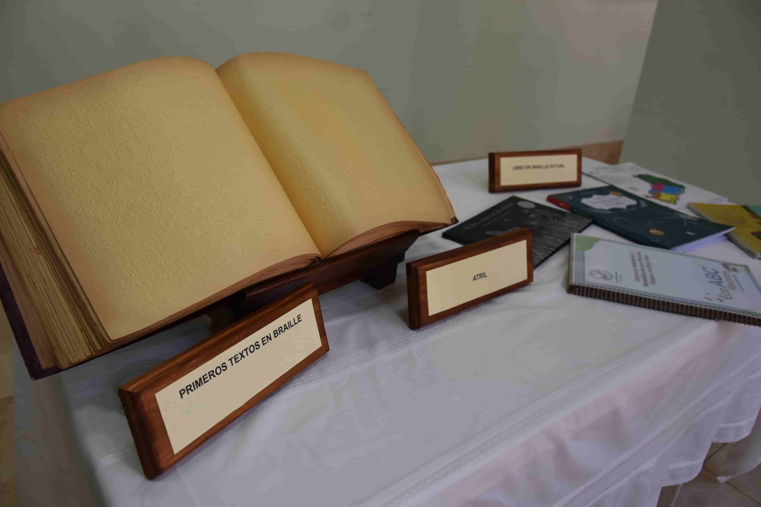 La Cámara de Representantes inauguró una muestra en homenaje al bicentenario del sistema Braille imagen-12