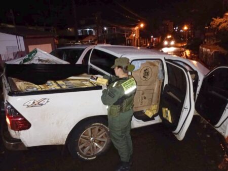 Tras un violento intento de fuga, Gendarmería secuestró más de 12 mil atados de cigarrillos de contrabando en Bernardo de Irigoyen Tras un violento intento de fuga, Gendarmería secuestró más de 12 mil atados de cigarrillos de contrabando en Bernardo de Irigoyen imagen-8