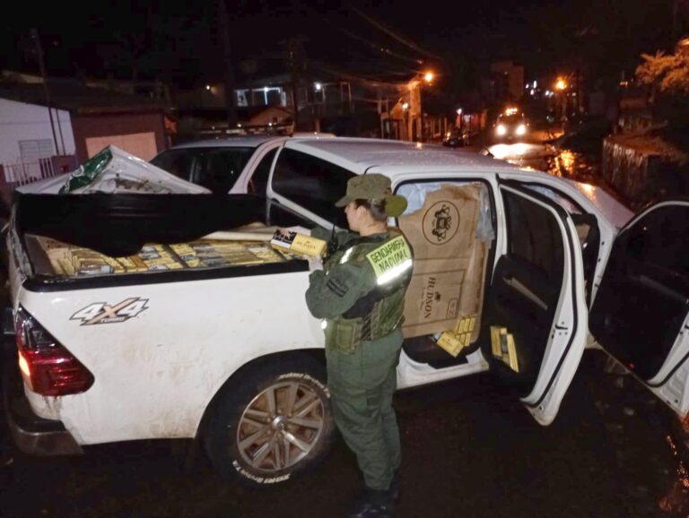 Tras un violento intento de fuga, Gendarmería secuestró más de 12 mil atados de cigarrillos de contrabando en Bernardo de Irigoyen imagen-3