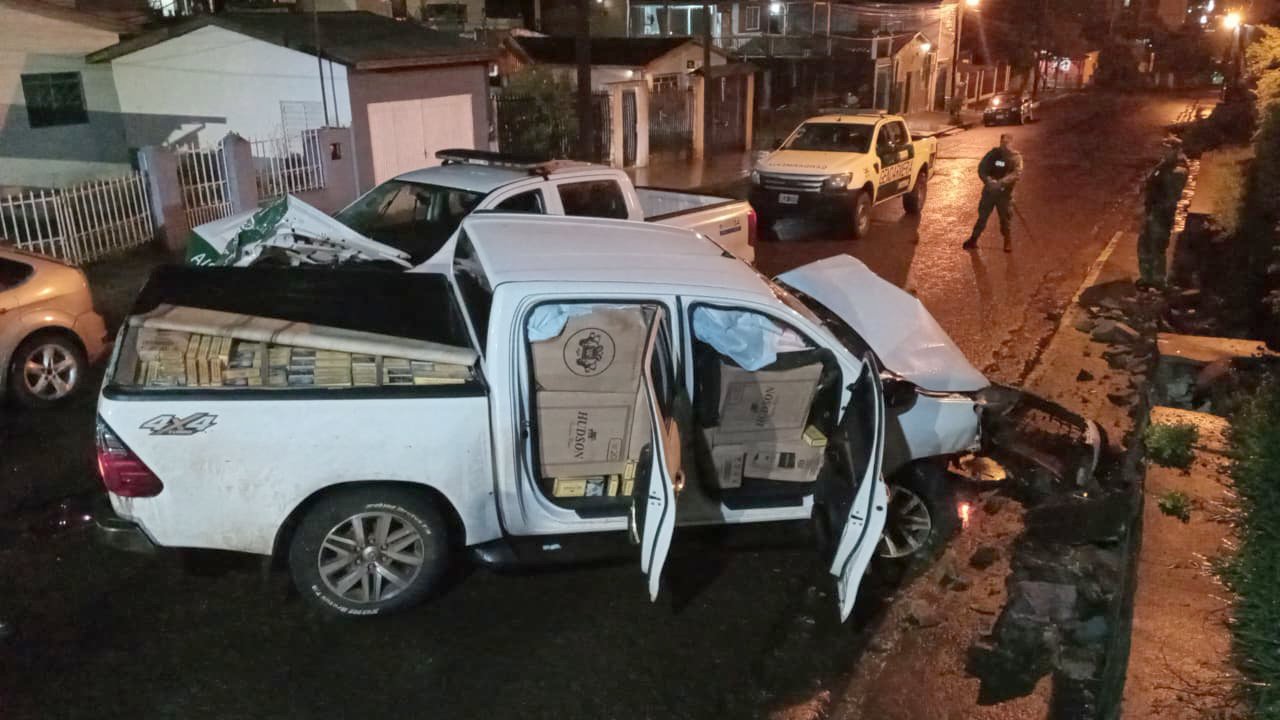 Tras un violento intento de fuga, Gendarmería secuestró más de 12 mil atados de cigarrillos de contrabando en Bernardo de Irigoyen 2 Tras un violento intento de fuga, Gendarmería secuestró más de 12 mil atados de cigarrillos de contrabando en Bernardo de Irigoyen imagen-1