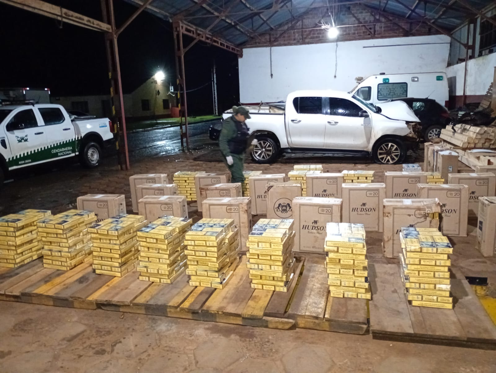 Tras un violento intento de fuga, Gendarmería secuestró más de 12 mil atados de cigarrillos de contrabando en Bernardo de Irigoyen 4 Tras un violento intento de fuga, Gendarmería secuestró más de 12 mil atados de cigarrillos de contrabando en Bernardo de Irigoyen imagen-3