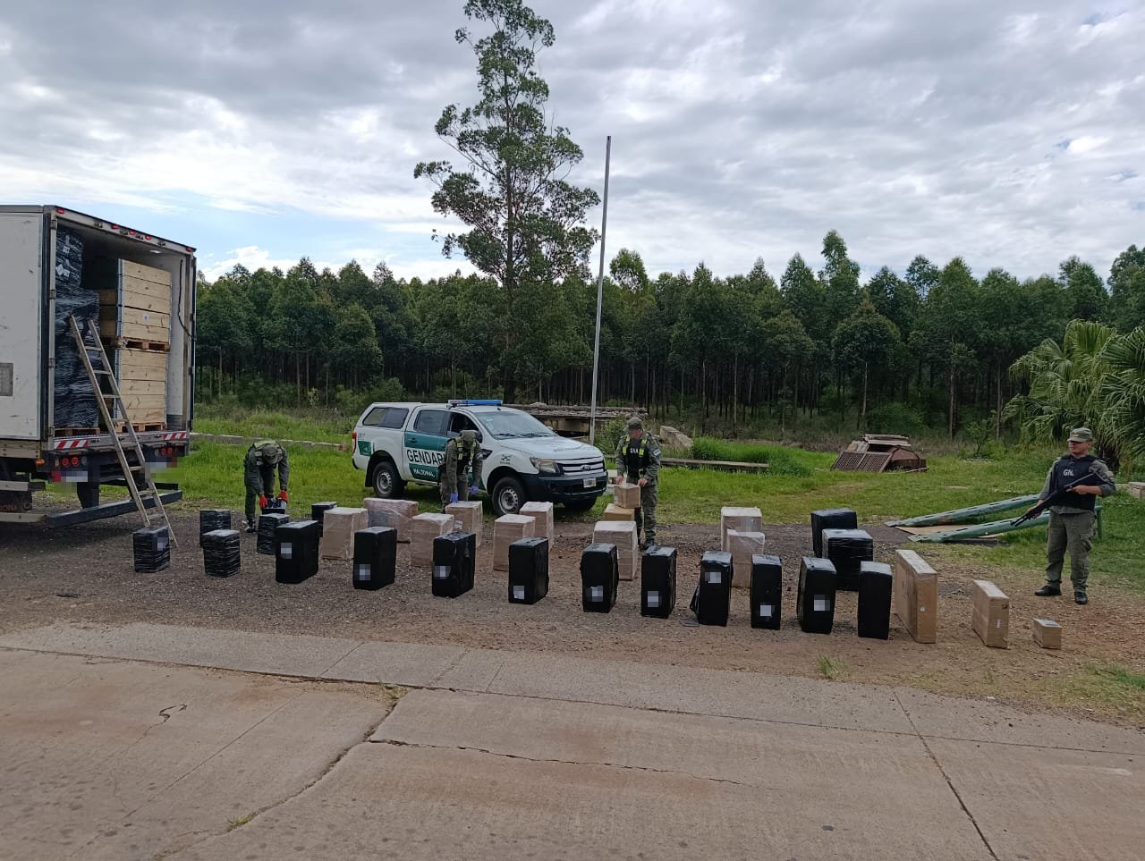 Enviaban en encomiendas 29.900 paquetes de cigarrillos, 90 celulares y 8 kilos de hojas de coca 5 Enviaban en encomiendas 29.900 paquetes de cigarrillos, 90 celulares y 8 kilos de hojas de coca imagen-4