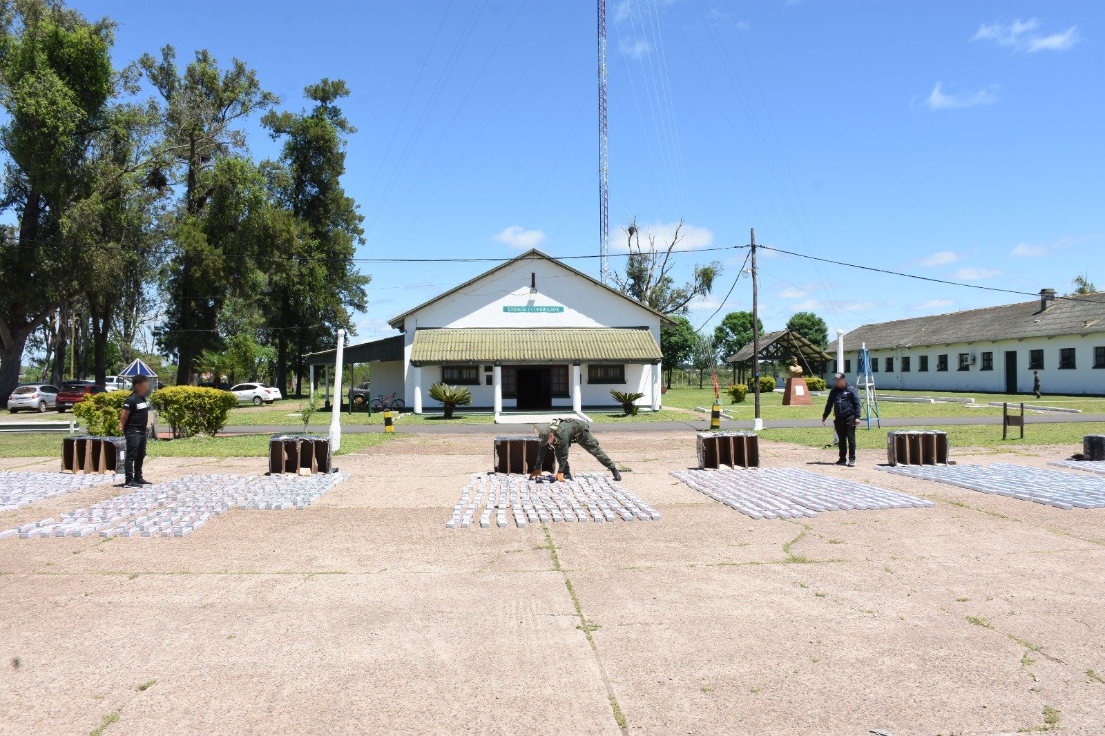 Enviaban en encomiendas 29.900 paquetes de cigarrillos, 90 celulares y 8 kilos de hojas de coca 3 Enviaban en encomiendas 29.900 paquetes de cigarrillos, 90 celulares y 8 kilos de hojas de coca imagen-2