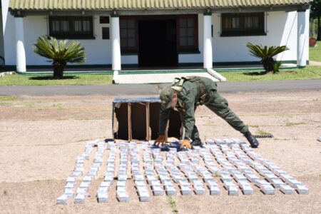 Enviaban en encomiendas 29.900 paquetes de cigarrillos, 90 celulares y 8 kilos de hojas de coca imagen-1