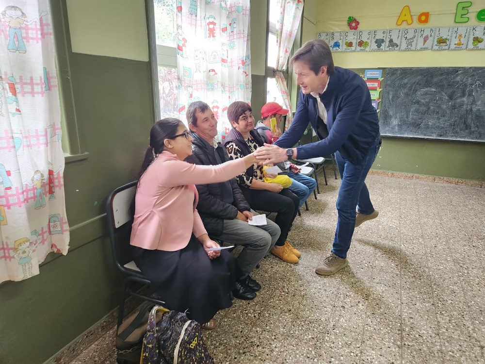 El programa “Estamos con Vos” llegó a Cerro Azul con atención médica, asesoramiento y múltiples servicios para los vecinos 11 El programa “Estamos con Vos” llegó a Cerro Azul con atención médica, asesoramiento y múltiples servicios para los vecinos imagen-10