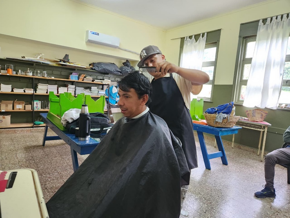 El programa “Estamos con Vos” llegó a Cerro Azul con atención médica, asesoramiento y múltiples servicios para los vecinos 15 El programa “Estamos con Vos” llegó a Cerro Azul con atención médica, asesoramiento y múltiples servicios para los vecinos imagen-14