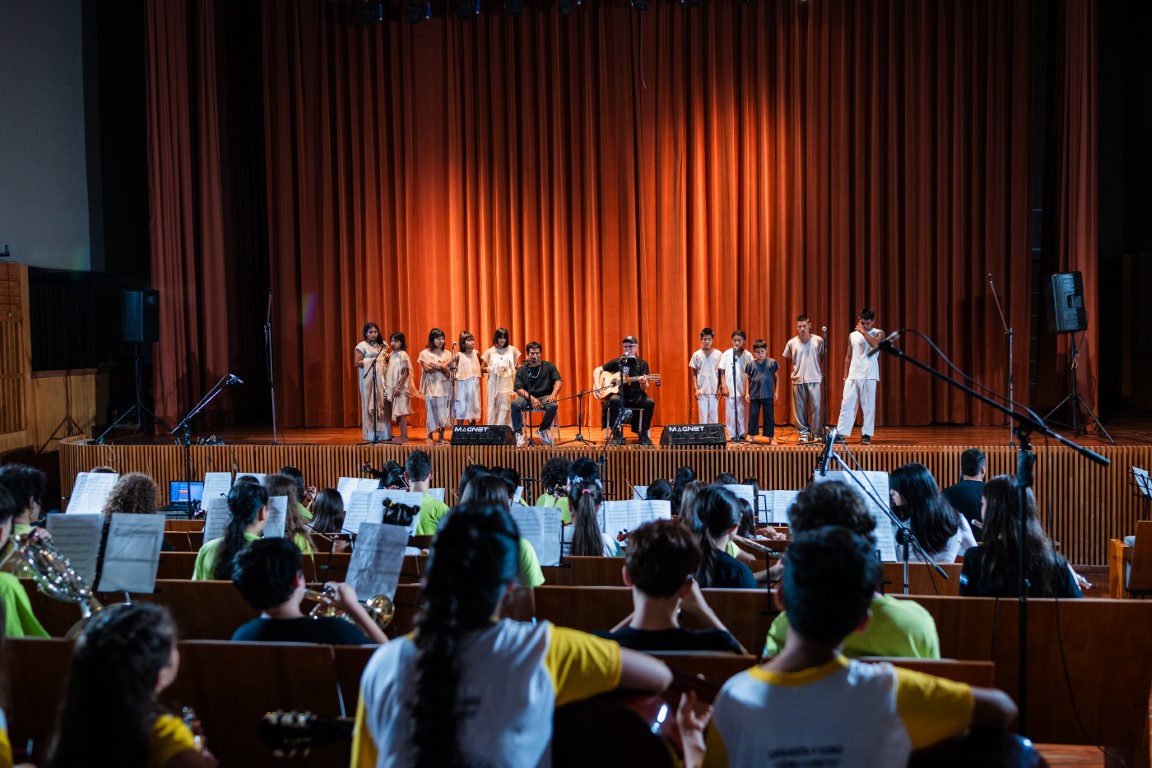 León Gieco grabó en Misiones una versión en guaraní de “Solo le pido a Dios” y recibirá el título Doctor Honoris Causa 5 León Gieco grabó en Misiones una versión en guaraní de “Solo le pido a Dios” y recibirá el título Doctor Honoris Causa imagen-4