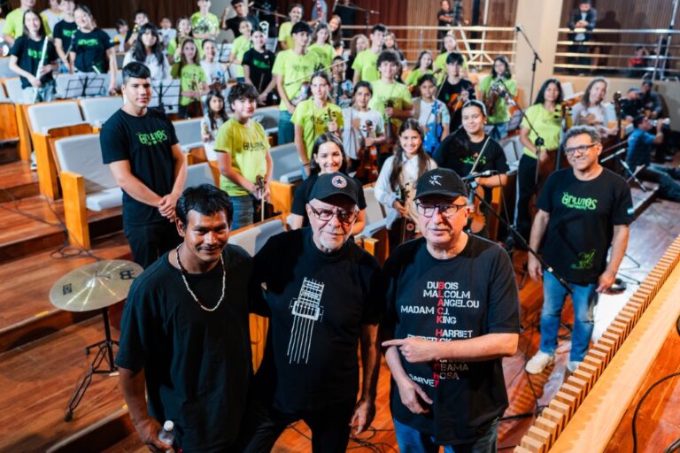 León Gieco grabó en Misiones una versión en guaraní de “Solo le pido a Dios” y recibirá el título Doctor Honoris Causa imagen-22