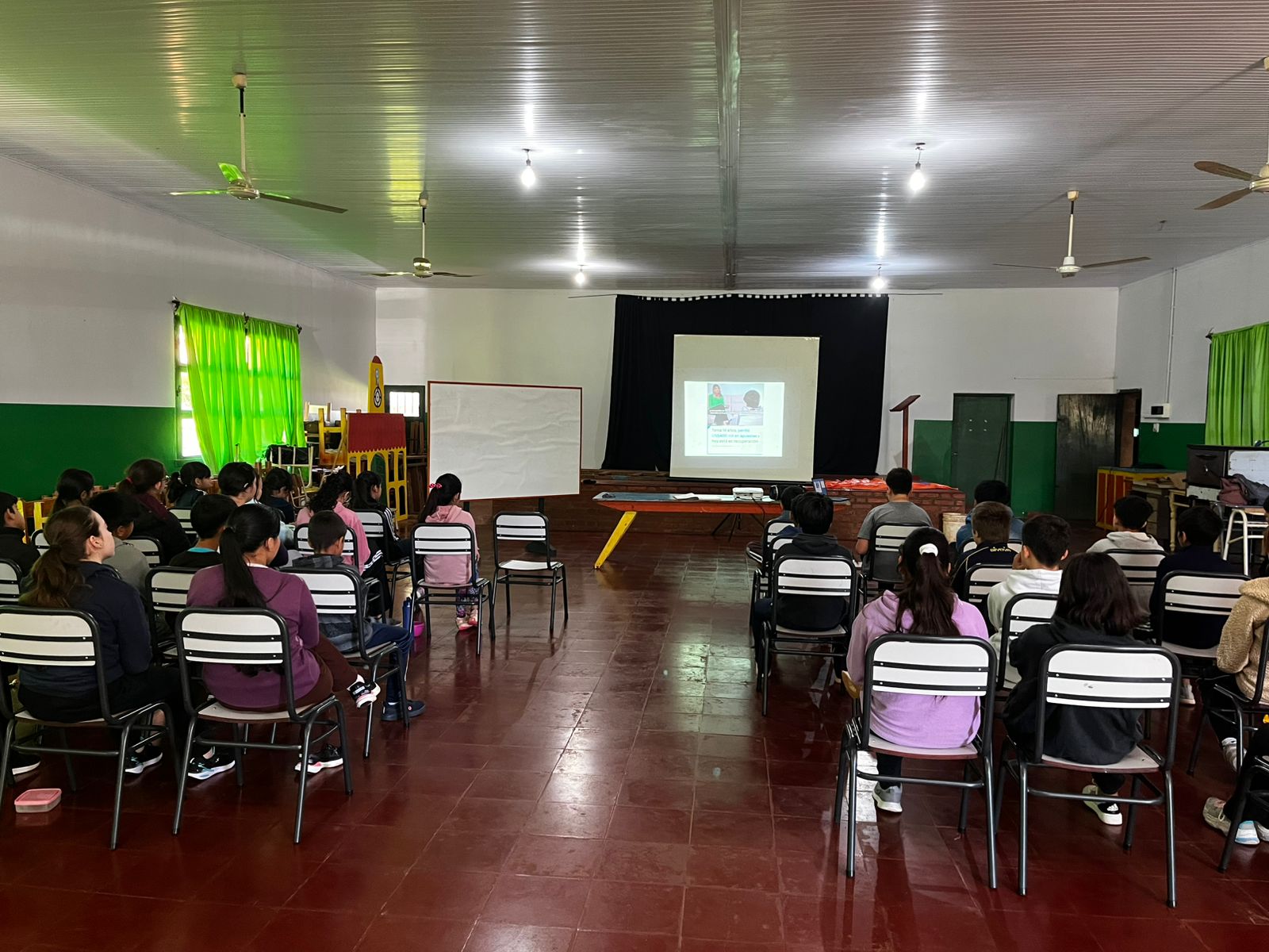 El Programa de Juego Responsable recorrió Capioví y Almafuerte con propuestas para reflexionar sobre el uso de pantallas y la toma de decisiones 3 El Programa de Juego Responsable recorrió Capioví y Almafuerte con propuestas para reflexionar sobre el uso de pantallas y la toma de decisiones imagen-2