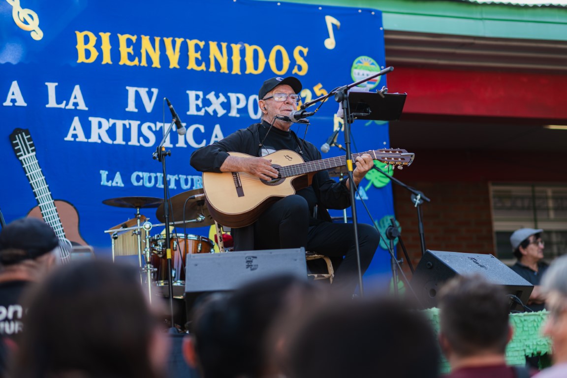 La sonrisa de la cultura: Dos Hermanas celebró una jornada inolvidable junto a León Gieco 11 La sonrisa de la cultura: Dos Hermanas celebró una jornada inolvidable junto a León Gieco imagen-10