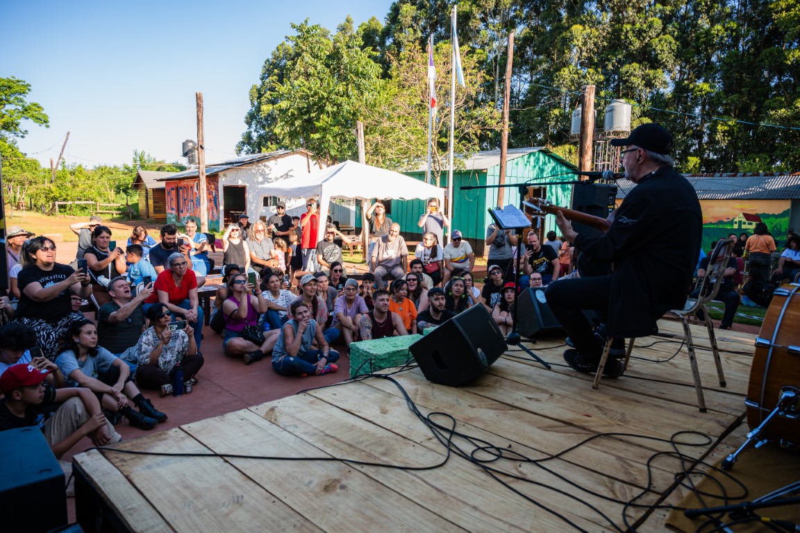 La sonrisa de la cultura: Dos Hermanas celebró una jornada inolvidable junto a León Gieco 13 La sonrisa de la cultura: Dos Hermanas celebró una jornada inolvidable junto a León Gieco imagen-12