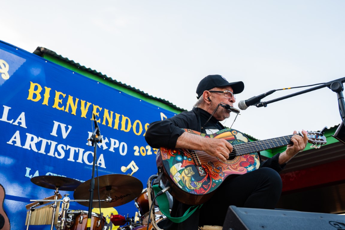 La sonrisa de la cultura: Dos Hermanas celebró una jornada inolvidable junto a León Gieco 5 La sonrisa de la cultura: Dos Hermanas celebró una jornada inolvidable junto a León Gieco imagen-4