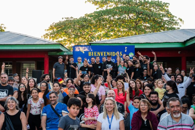 La sonrisa de la cultura: Dos Hermanas celebró una jornada inolvidable junto a León Gieco imagen-4