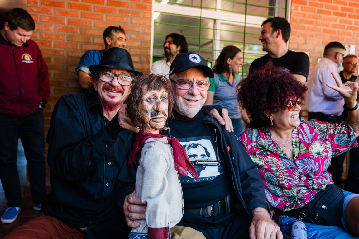 La sonrisa de la cultura: Dos Hermanas celebró una jornada inolvidable junto a León Gieco 15 La sonrisa de la cultura: Dos Hermanas celebró una jornada inolvidable junto a León Gieco imagen-14