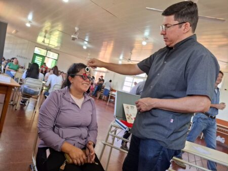 Mirar Mejor: Vecinos de Fracrán recibieron atenciones para cuidar la visión imagen-2