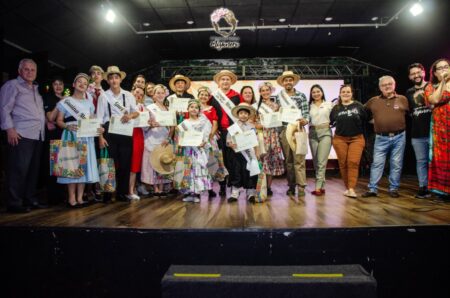 Posadas celebró la 3° Fiesta del Folklore Misionero con delegaciones de toda la provincia, danza, recitado y la elección de Provinciano y Provinciana 2025 imagen-4