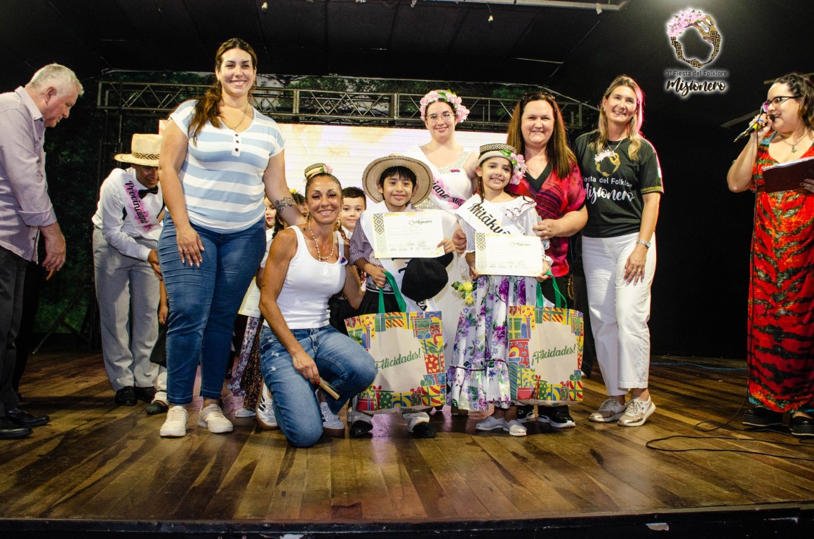 Posadas celebró la 3° Fiesta del Folklore Misionero con delegaciones de toda la provincia, danza, recitado y la elección de Provinciano y Provinciana 2025 9 Posadas celebró la 3° Fiesta del Folklore Misionero con delegaciones de toda la provincia, danza, recitado y la elección de Provinciano y Provinciana 2025 imagen-8