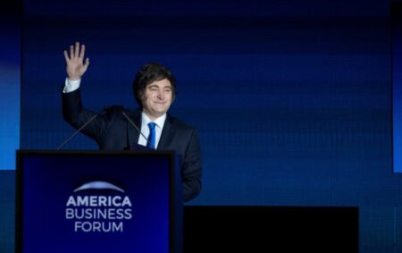 En un foro en Miami, Milei expuso ante empresarios, ratificó el rumbo económico y le agradeció a Trump imagen-5