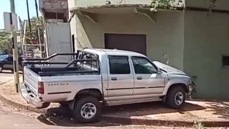 Una camioneta sin conductor se estrelló contra una casa en Oberá imagen-5