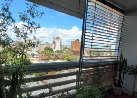 En Posadas se advierte que hay un "sobrestock de propiedades" para la venta y sería una oportunidad para negociar hoy antes de que el crédito absorba oferta, dice empresaria inmobiliaria imagen-1