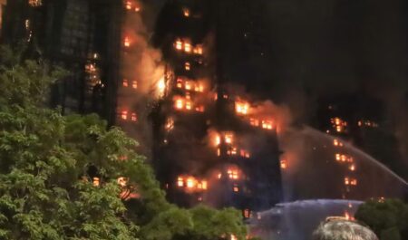 Hong Kong continúa con la búsqueda de cientos de desaparecidos tras el gigantesco incendio en un complejo residencial que dejó al menos 55 muertos imagen-44
