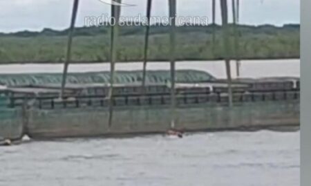 Corrientes: una barcaza rozó y casi arrolló a nadadores durante una travesía, pudo ser una tragedia imagen-4