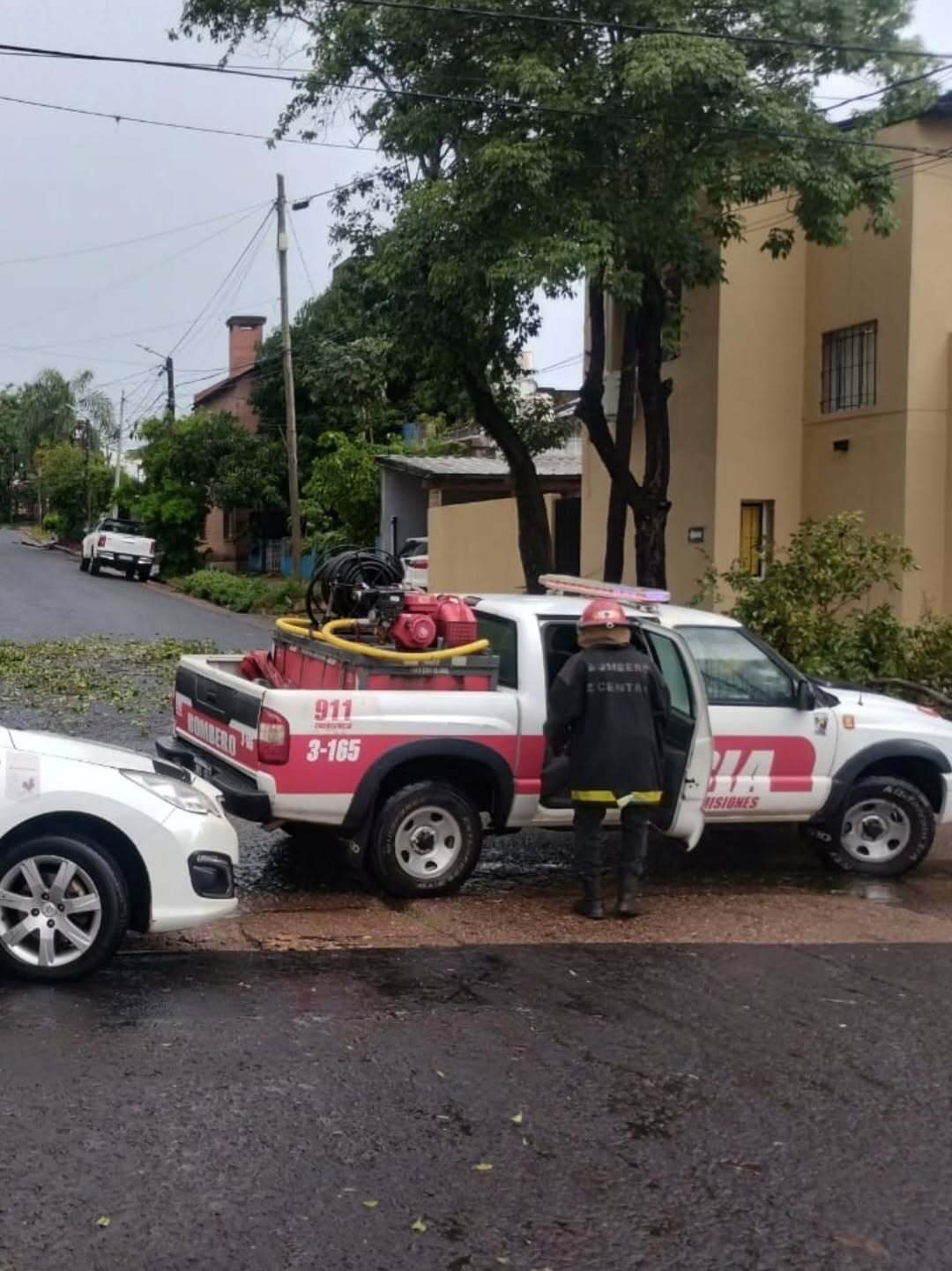 Tormenta en Misiones: caída de árboles, cables sueltos y daños estructurales movilizaron a la Policía 7 Tormenta en Misiones: caída de árboles, cables sueltos y daños estructurales movilizaron a la Policía imagen-6