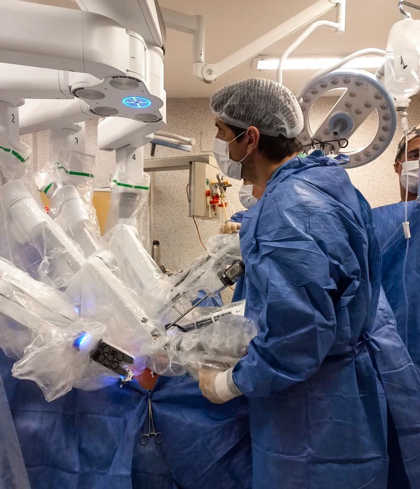 El Robot Da Vinci marca un nuevo hito quirúrgico en el Hospital Madariaga con una cirugía urológica única en el país 7 El Robot Da Vinci marca un nuevo hito quirúrgico en el Hospital Madariaga con una cirugía urológica única en el país imagen-6