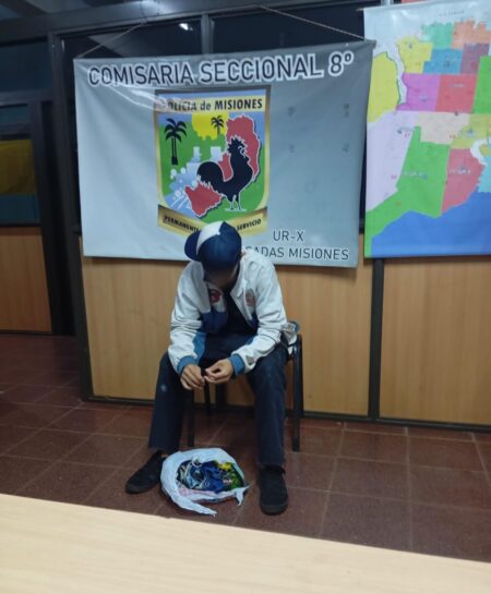 “Toma tu ropa y arreglate”: un adolescente fue asistido por la Policía tras ser abandonado por su madre “Toma tu ropa y arreglate”: un adolescente fue asistido por la Policía tras ser abandonado por su madre imagen-9