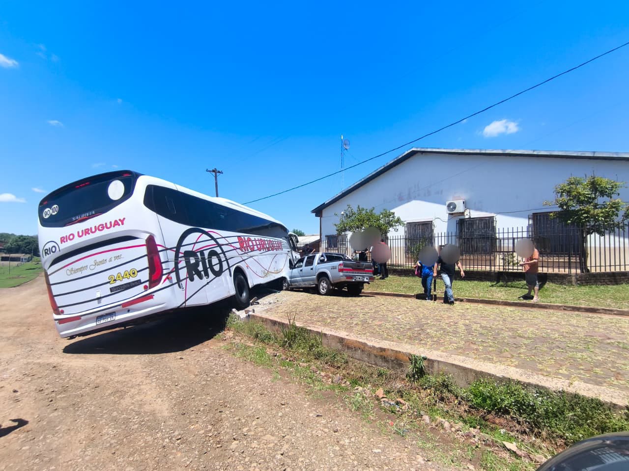 Susto en San Javier: Un colectivo pierde el control y embiste el portón de la escuela EPET 13 imagen-4