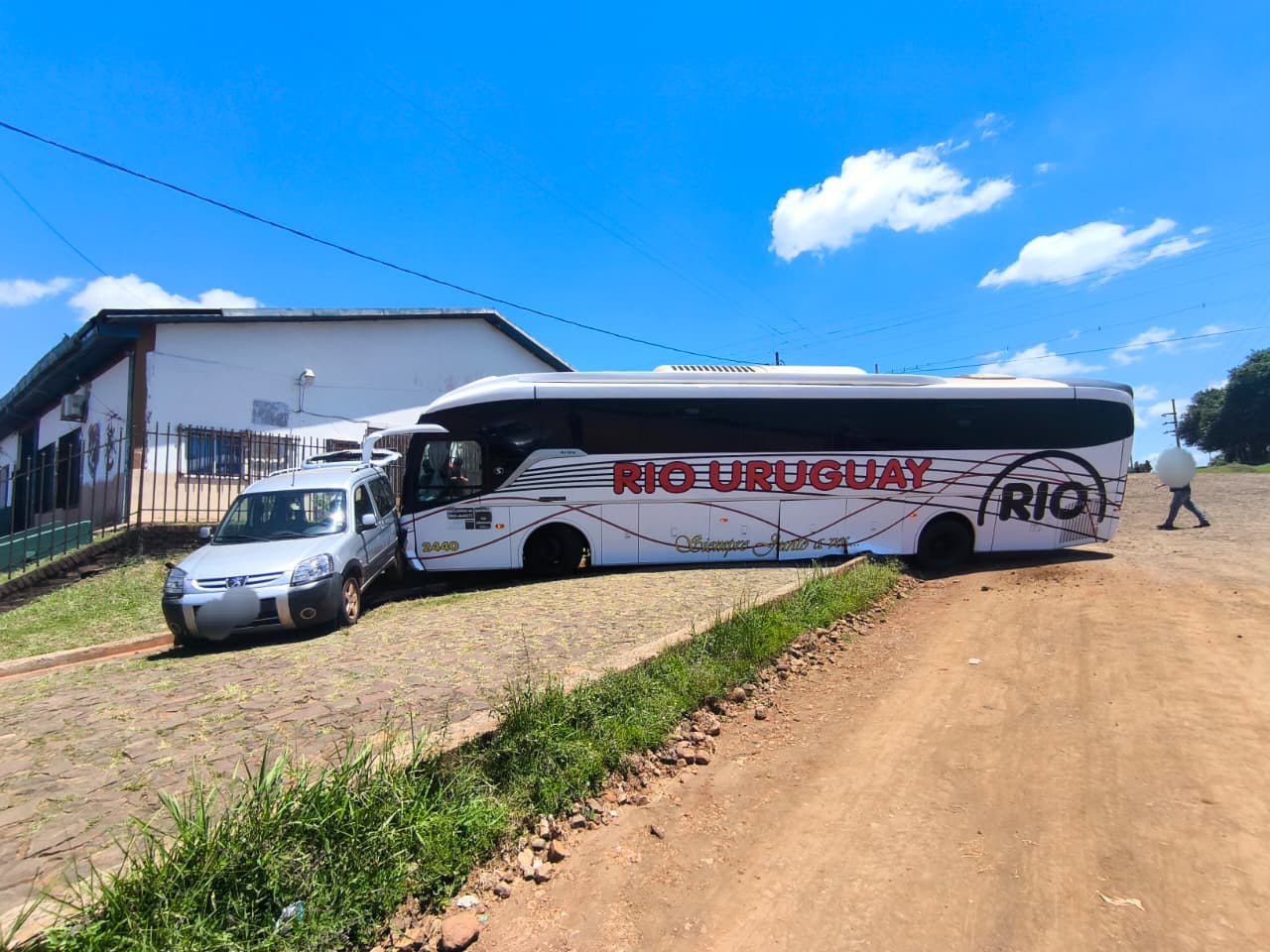 Susto en San Javier: Un colectivo pierde el control y embiste el portón de la escuela EPET 13 imagen-2