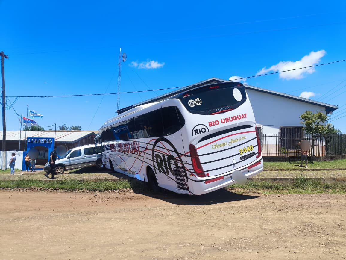 Susto en San Javier: Un colectivo pierde el control y embiste el portón de la escuela EPET 13 imagen-6