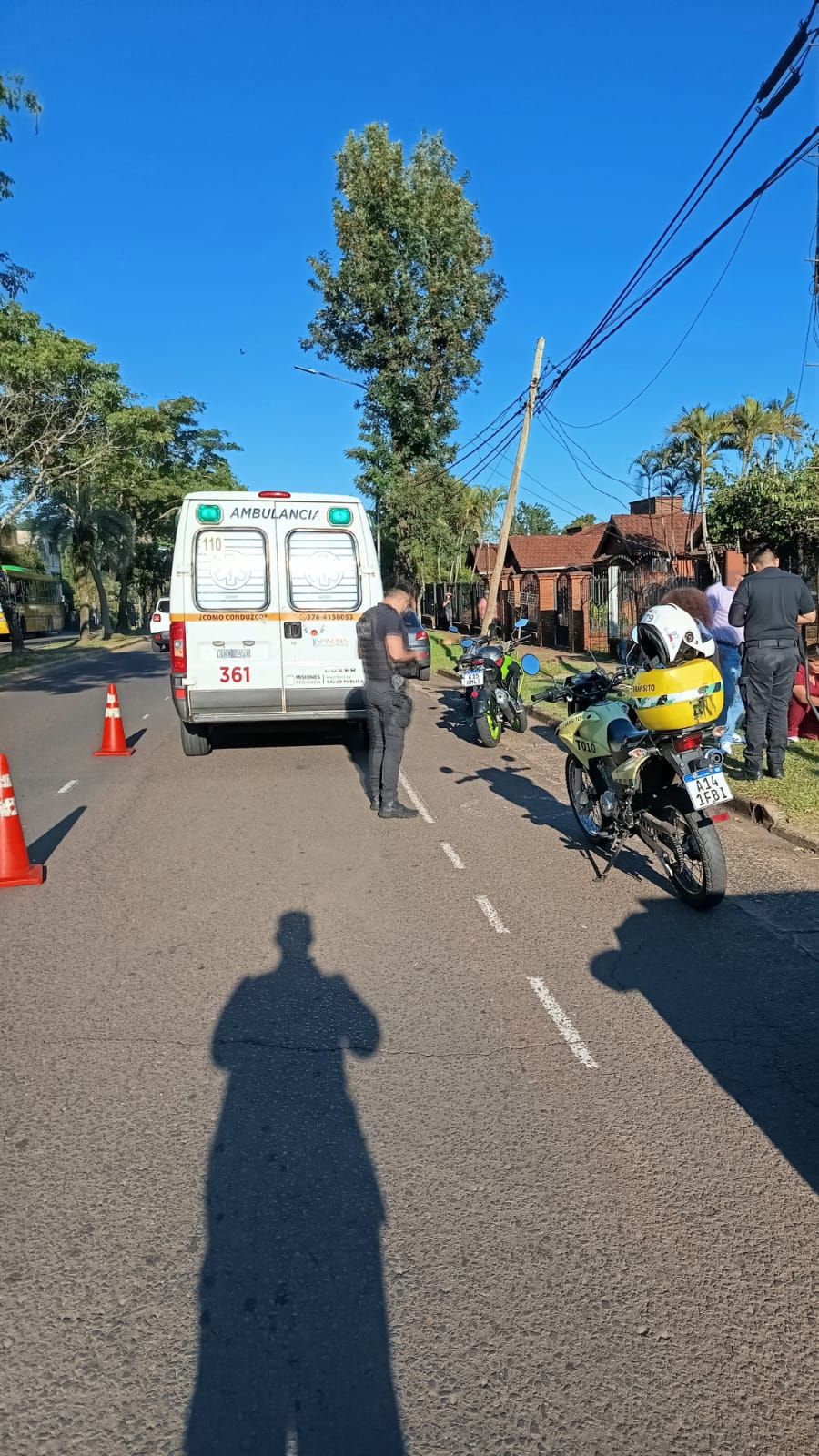 Siniestro vial en Posadas dejó una mujer y una adolescentes lesionadas, el conductor del automóvil que las atropelló huyó del lugar imagen-2