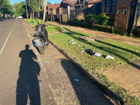 Siniestro vial en Posadas dejó una mujer y una adolescentes lesionadas, el conductor del automóvil que las atropelló huyó del lugar Siniestro vial en Posadas dejó una mujer y una adolescentes lesionadas, el conductor del automóvil que las atropelló huyó del lugar imagen-10