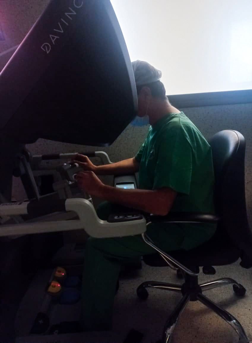 El Robot Da Vinci marca un nuevo hito quirúrgico en el Hospital Madariaga con una cirugía urológica única en el país 11 El Robot Da Vinci marca un nuevo hito quirúrgico en el Hospital Madariaga con una cirugía urológica única en el país imagen-10