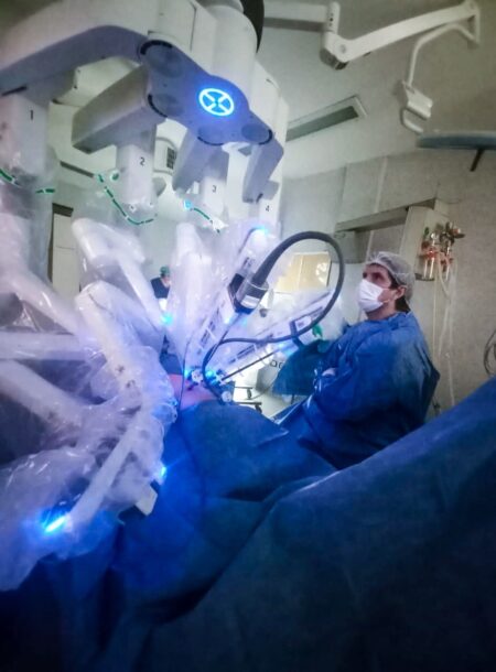 El Robot Da Vinci marca un nuevo hito quirúrgico en el Hospital Madariaga con una cirugía urológica única en el país imagen-4