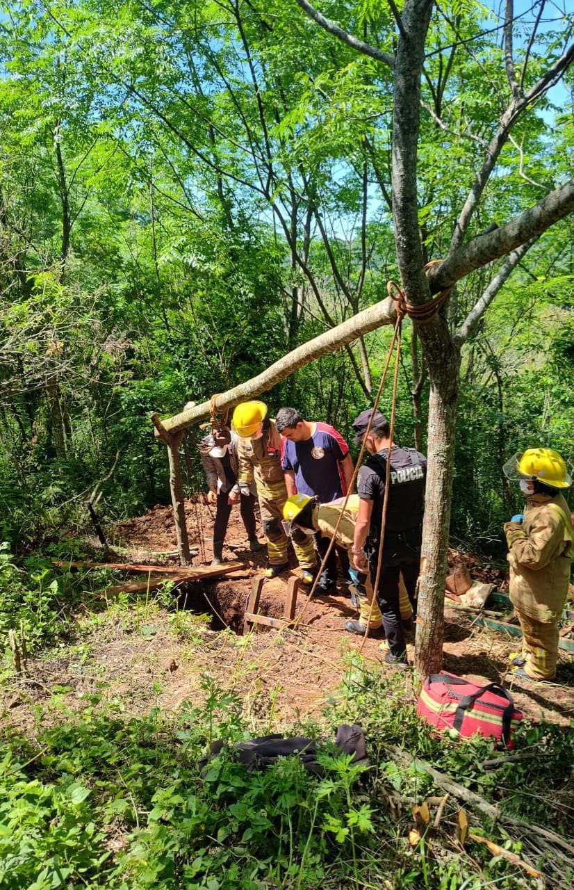 Tras dos horas de trabajo rescataron al hombre que había quedado atrapado en un pozo de agua en El Soberbio imagen-2