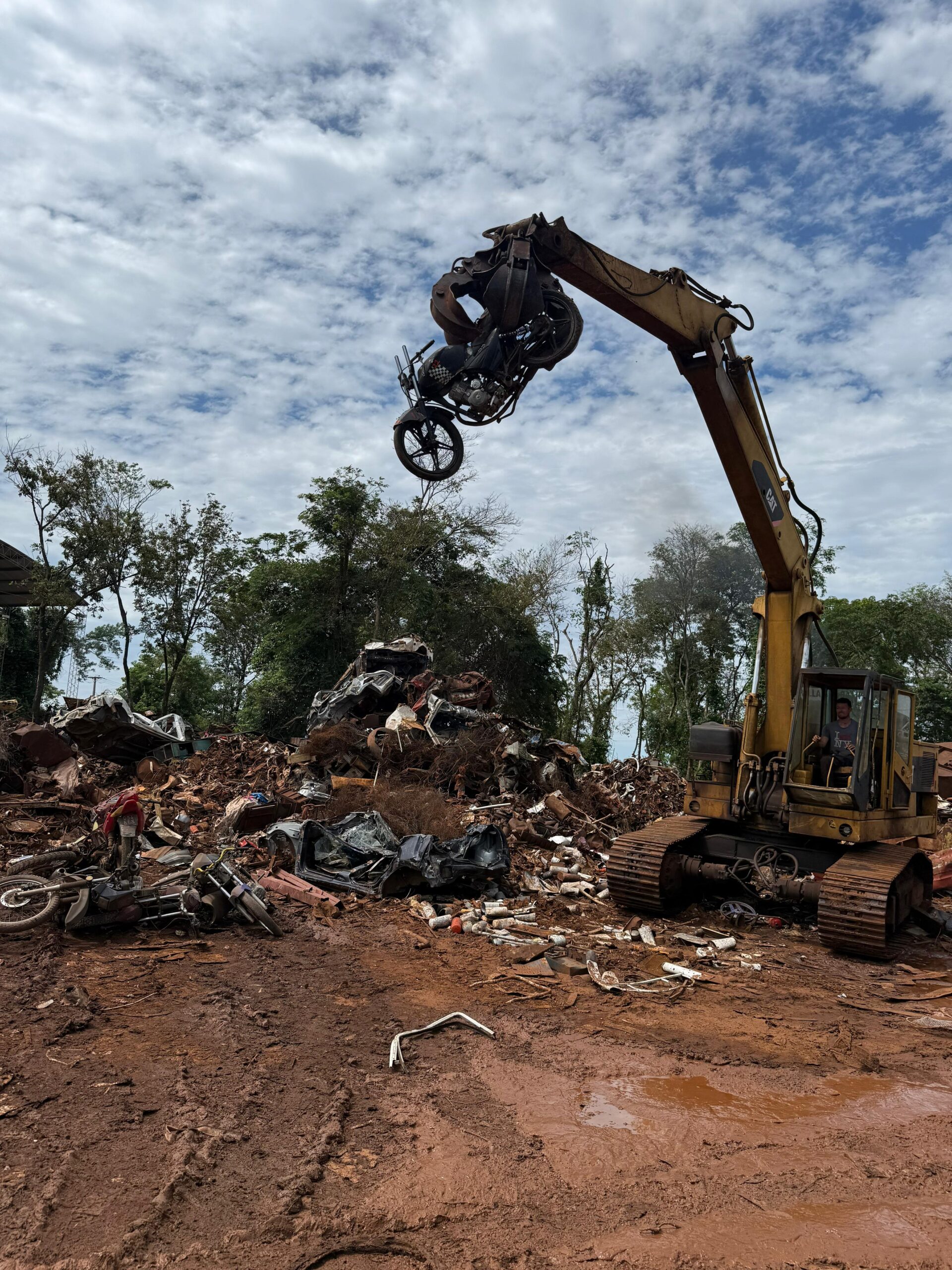 El Municipio de Alem avanza con la compactación de motos retenidas y abandonadas 3 El Municipio de Alem avanza con la compactación de motos retenidas y abandonadas imagen-2