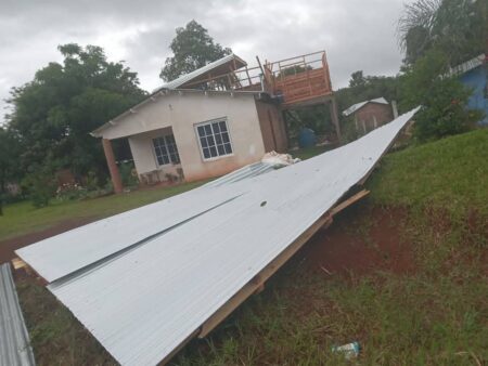 Fuerte temporal azotó 25 de Mayo: voladuras de techos, árboles caídos y corte total de luz y agua en la localidad imagen-4