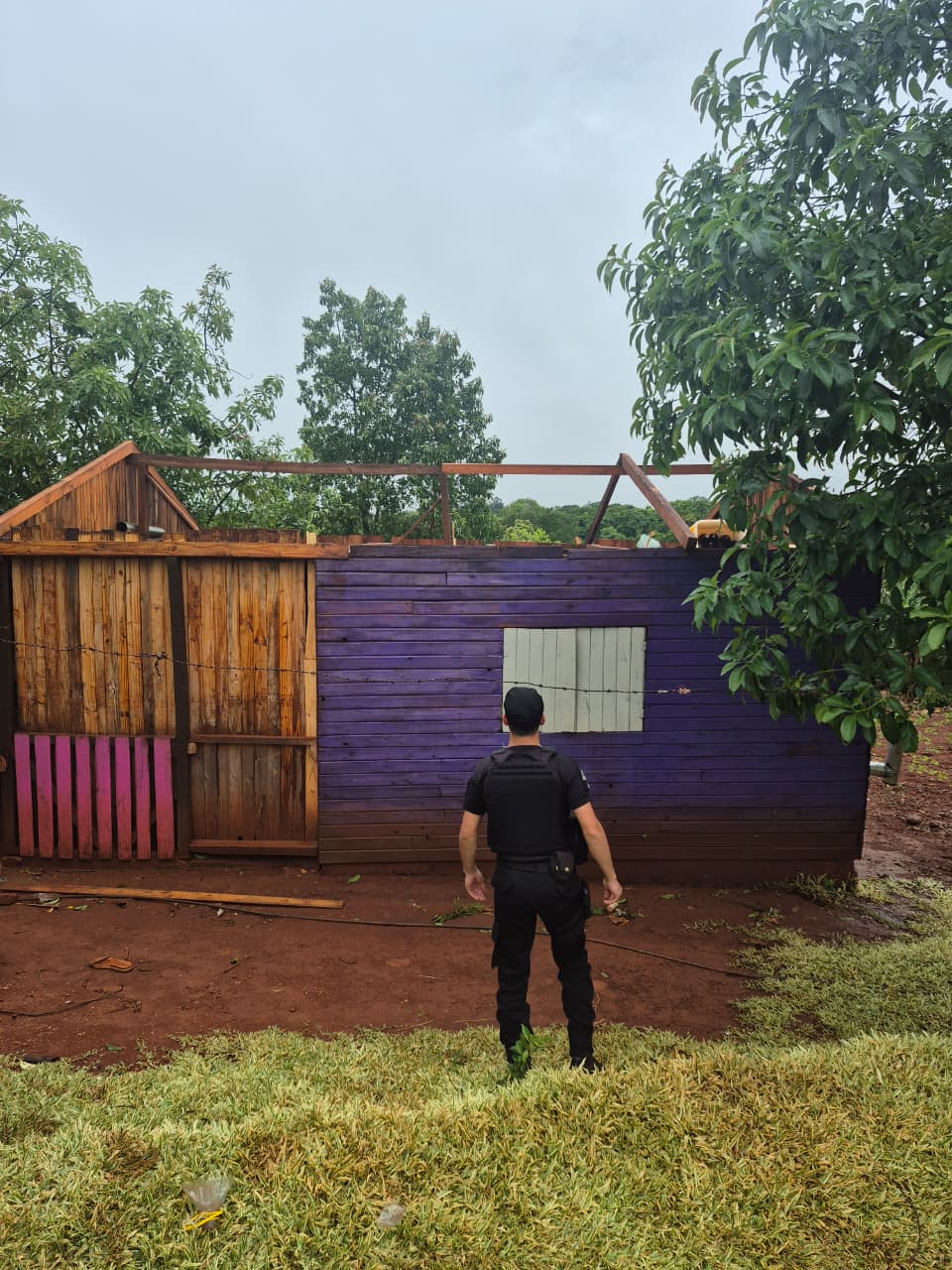 Ráfagas de vientos y lluvias afectaron varias localidades de Misiones: relevan daños y asisten a familias afectadas por el temporal 3 Ráfagas de vientos y lluvias afectaron varias localidades de Misiones: relevan daños y asisten a familias afectadas por el temporal imagen-2