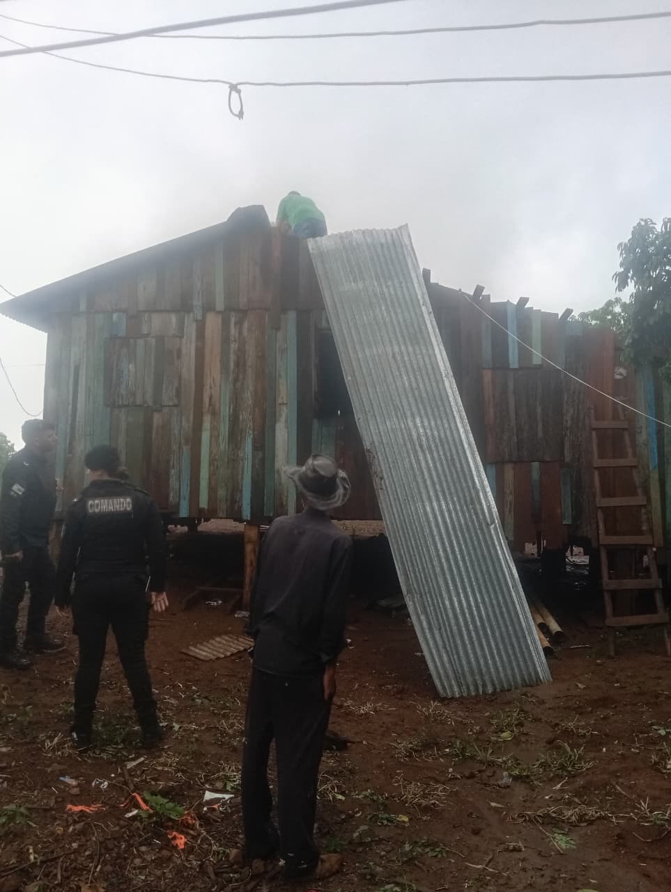 Ráfagas de vientos y lluvias afectaron varias localidades de Misiones: relevan daños y asisten a familias afectadas por el temporal 5 Ráfagas de vientos y lluvias afectaron varias localidades de Misiones: relevan daños y asisten a familias afectadas por el temporal imagen-4